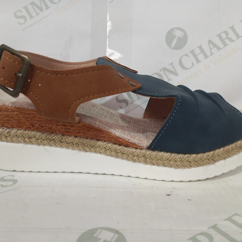 PAIR OF DESIGNER OPEN TOE SLIP-ON WEDGE HEEL SANDALS IN NAVY/BROWN EU SIZE 38