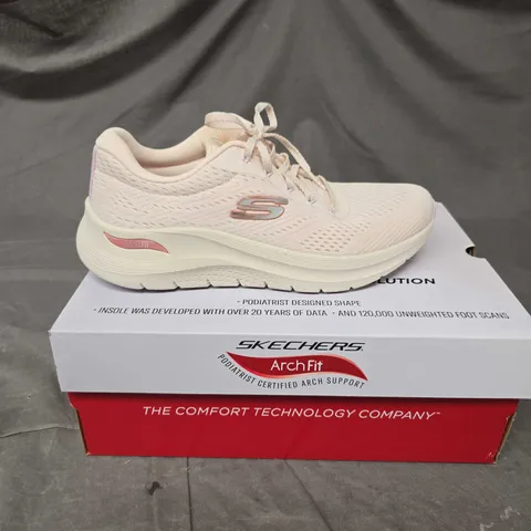 BOXED PAIR OF SKECHERS ARCH FIT TRAINERS IN OFF WHITE - 6