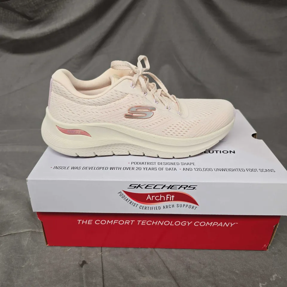BOXED PAIR OF SKECHERS ARCH FIT TRAINERS IN OFF WHITE - 6