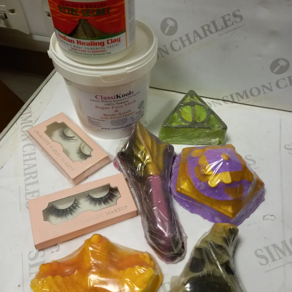 APPROXIMATELY 25 ASSORTED HEALTH AND BEAUTY ITEMS TO INCLUDE: CLAIROL, GARNIER, REVOLUTION, HELLO KLEAN, CLINIQUE, ANN SUMMERS