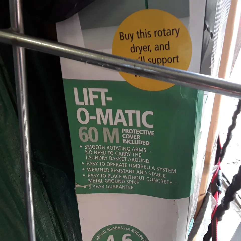 LOT OF APPROXIMATELY 11 ASSORTED ITEMS TO INCLUDE PIC FOLDING DOORS, BAMBOO SCREENING AND 60M CLOTHING AIRER / COLLECTION ONLY
