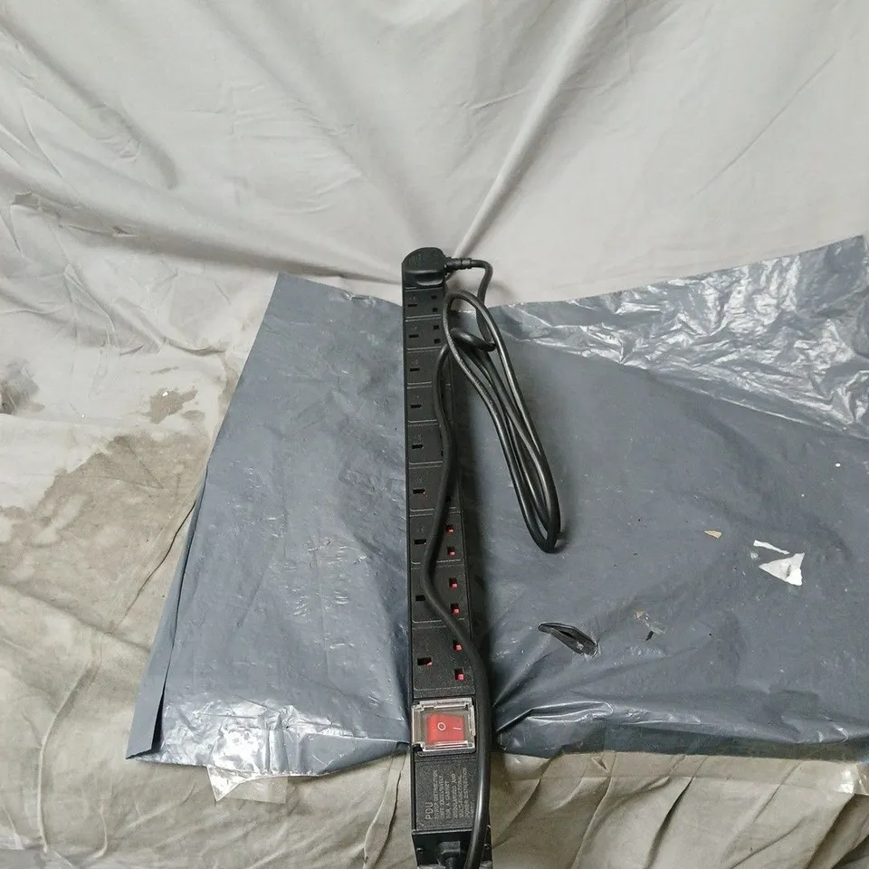 PDU-10WS-V VERTICAL 1U 10-WAY POWER DISTRIBUTION UNIT – UK 13A PLUG, BLACK UNBOXED