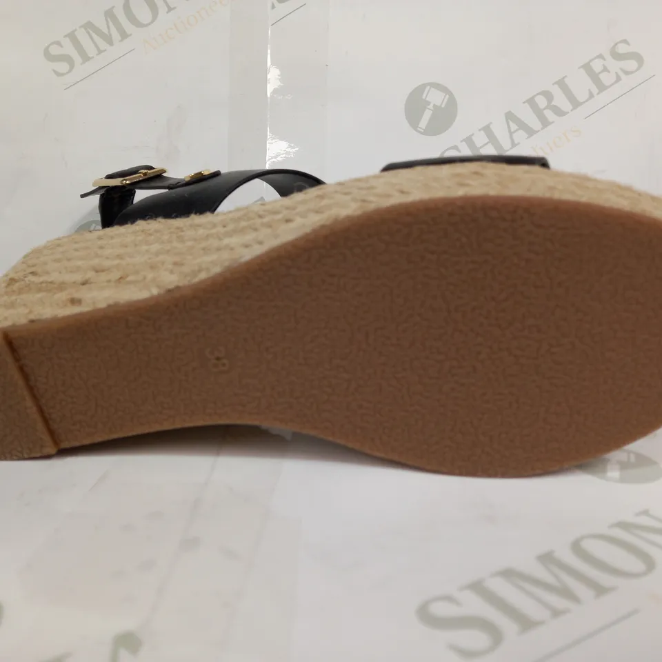 BOXED PAIR OF CARVELA OPEN TOE WEDGE SANDALS IN BLACK EU SIZE 38