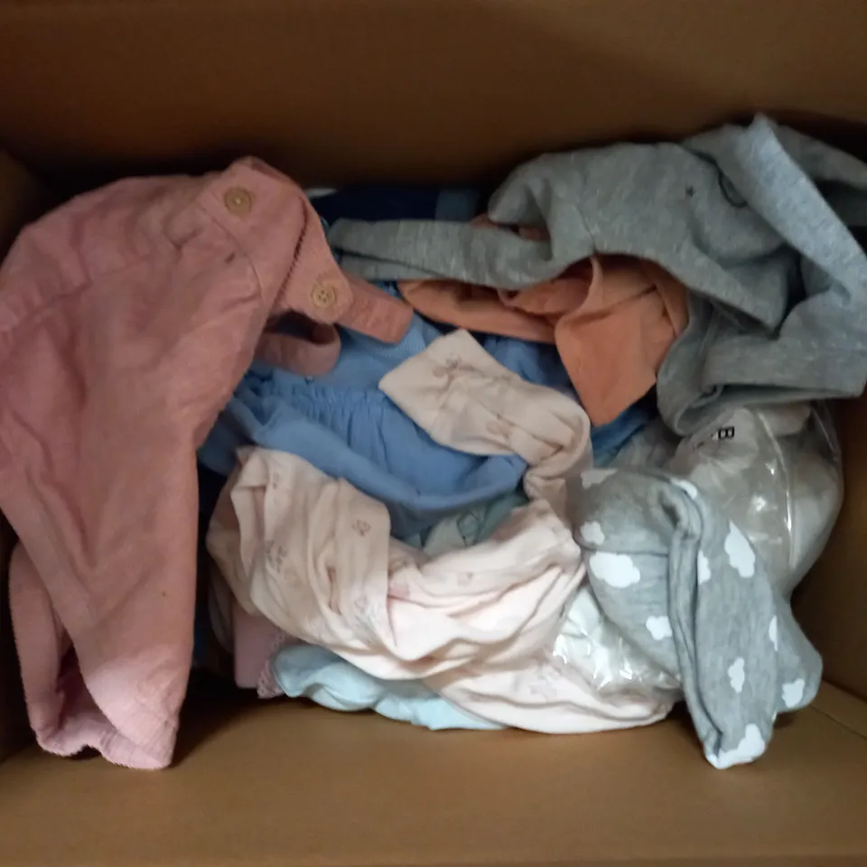 LOT OF APPROX. 10 ASSORTED BABY SLEEPSUITS/CLOTHES VARYING IN STYLE/SIZE/COLOUR