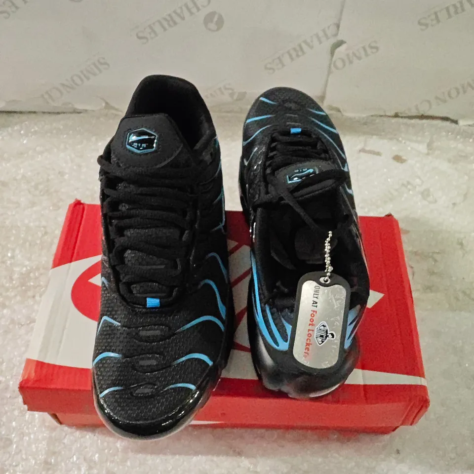 NIKE AIR MAX PLUS SHOES IN BLACK/BLUE, UK SIZE 9 (US 10) – BOXED