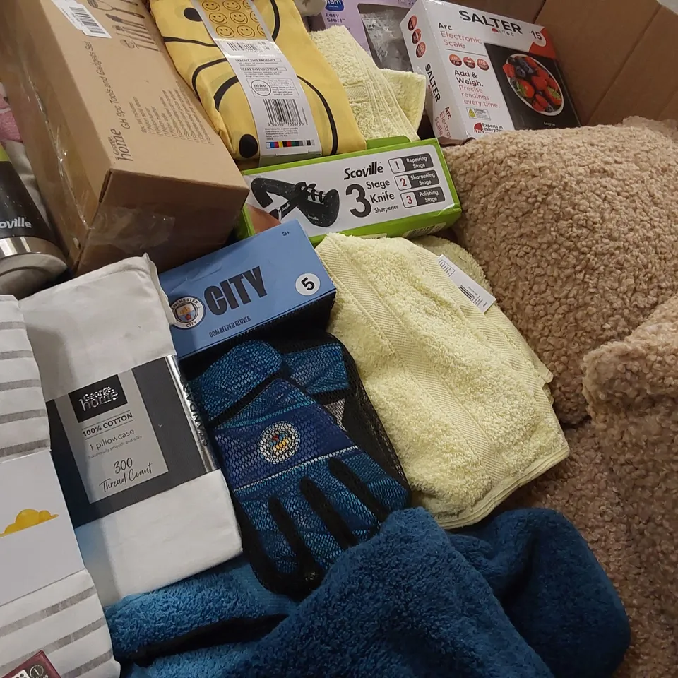 PALLET OF ASSORTED ITEMS INCLUDING: SALTER ELECTRONIC SCALE, KIDS CITY GOALKEEPER GLOVES, LEGO NUTCRACKER, ACTIVE STRETCH SET, DUVET SETS, SAVILLE KNIFE SHARPENER, 9PCS TOOLS AND GADGETS SET ECT