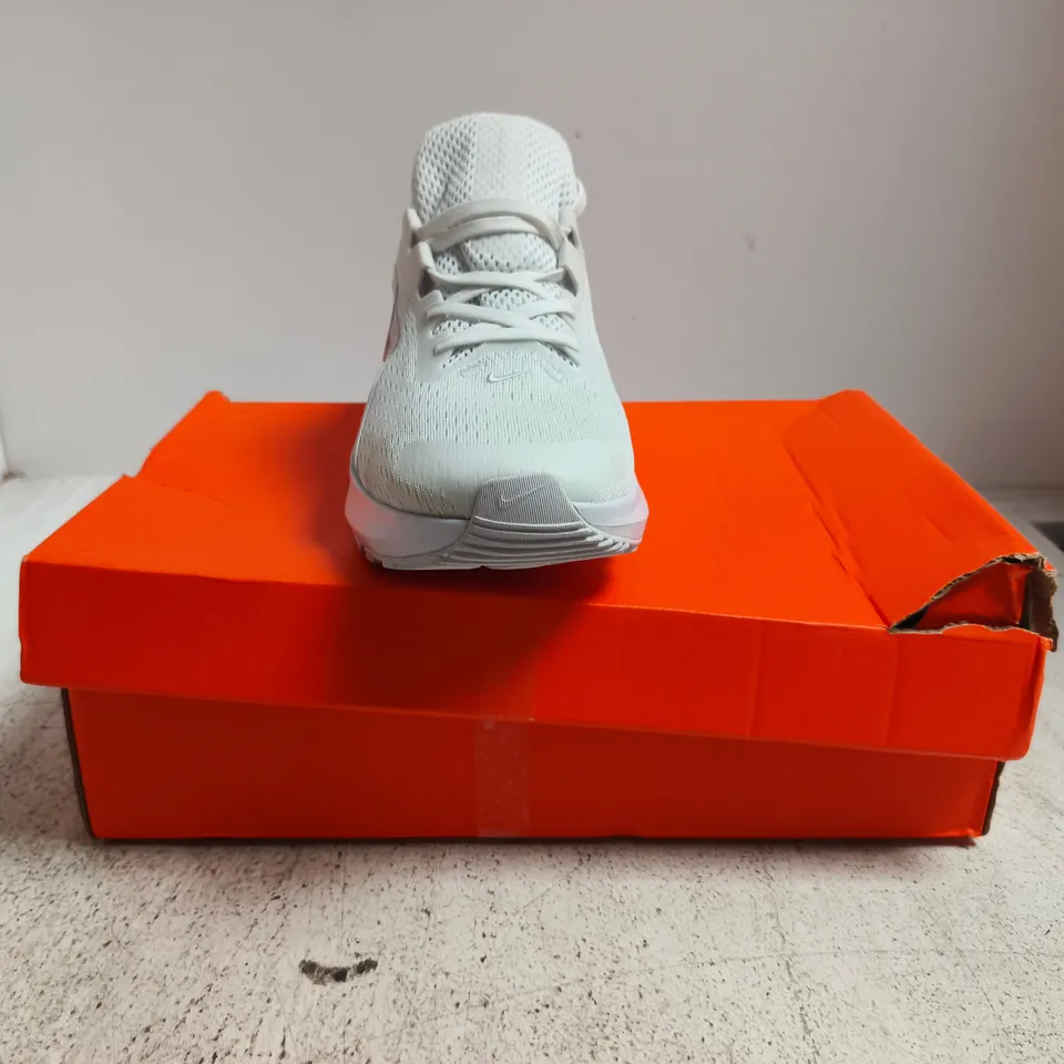 BOXED PAIR OF NIKE DOWNSHIFTER 14 TRAINERS IN WHITE SIZE UK 7