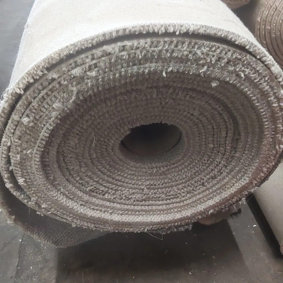 ROLL OF QUALITY FOUR SEASONS OSPREY GALLOWAY LUCE CARPET - APPROXIMATELY 5 x 17.07m