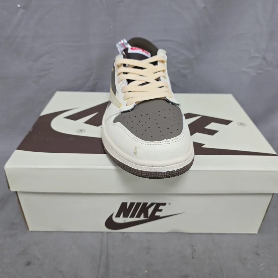 BOXED PAIR OF NIKE AIR JORDAN 1 CACTUS JACK TRAINERS IN CREAM/BROWN SIZE UK 8.5