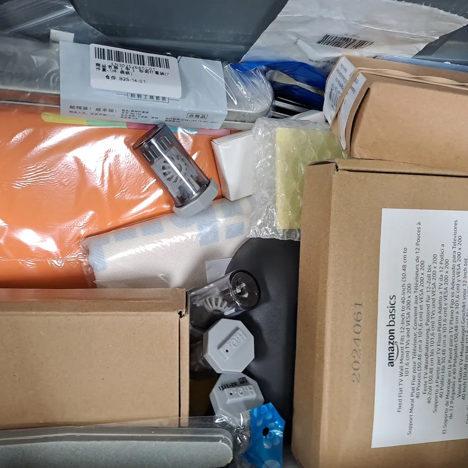 APPROXIMATELY 10 ASSORTED HOUSEHOLD ITEMS TO INCLUDE 2-GANG SOCKET, ETC
