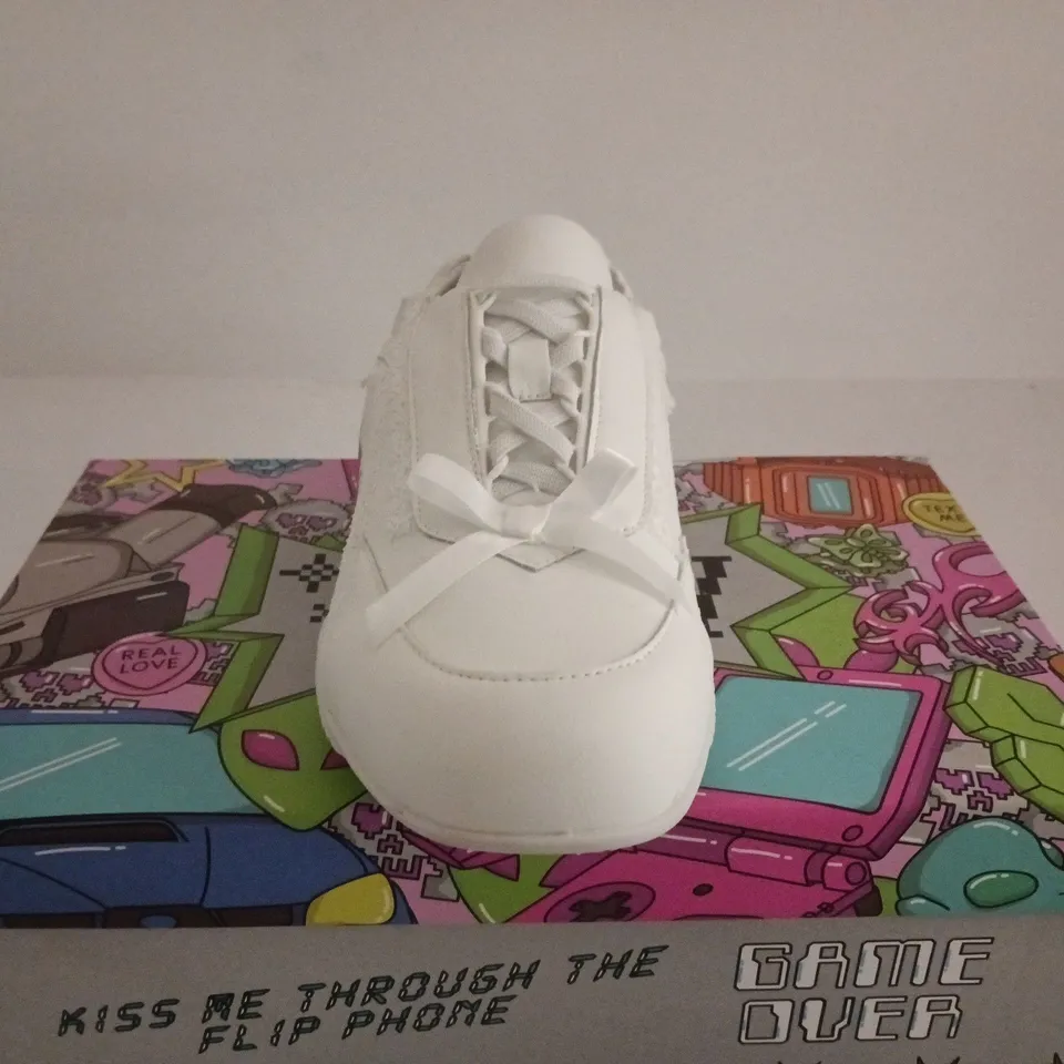 BOXED PAIR OF KOI SPELLBOUND MOUSE LACE UP PUMPS – WHITE, UK SIZE 6