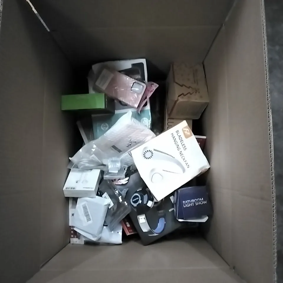 BOX CONTAINING LARGE AMOUNT OF MIXED ELECTRICAL ITEMS, PHONE ACCESSORIES ETC