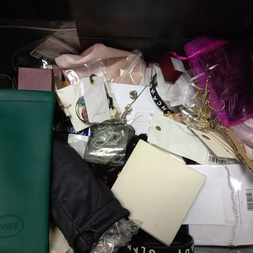 BOX OF APPROX 20 ITEMS TO INCLUDE COSTUME JEWELLERY AND GLASSES