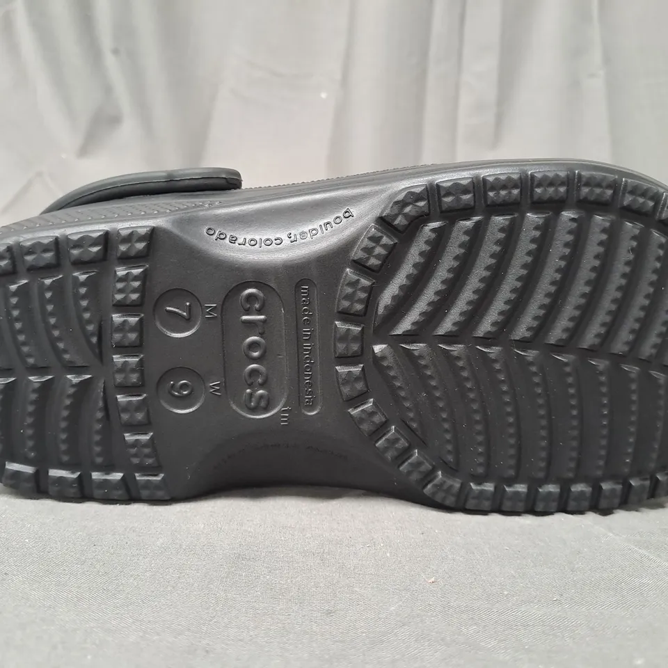 PAIR OF CROCS CLASSIC CLOGS IN BLACK UK SIZE M6/W7 