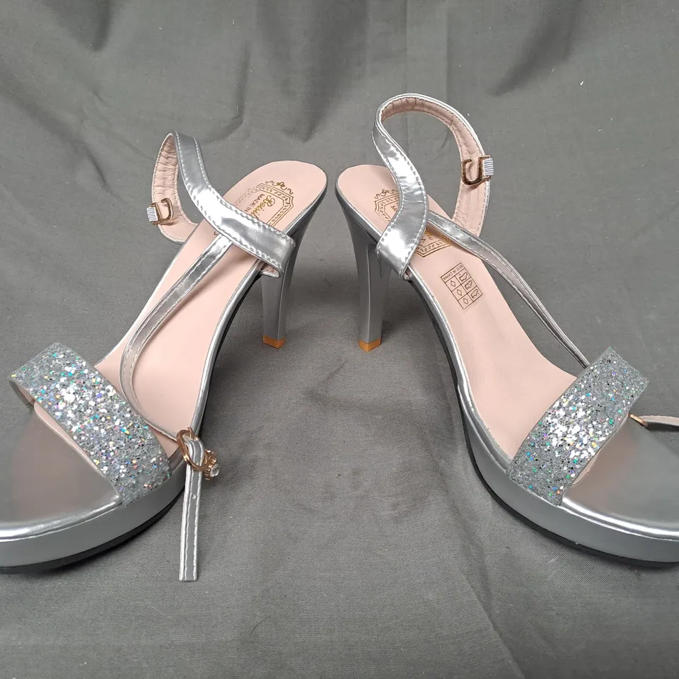 BOXED PAIR OF DESIGNER OPEN TOE HIGH HEEL SANDALS IN METALLIC SILVER W. GLITTER EFFECT EU SIZE 40