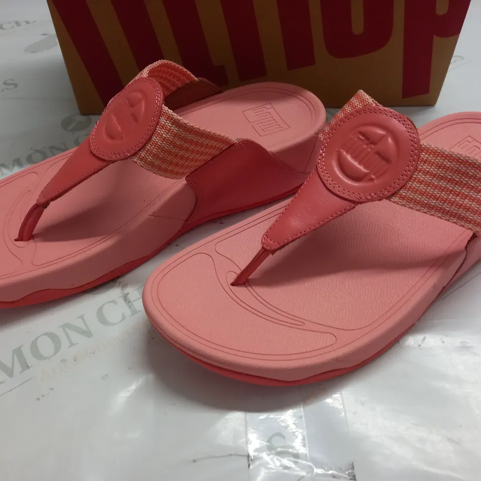 BOXED PAIR OF FITFLOP WALKSTAR TOE POST SANDALS IN SUNSHINE CORAL - UK 6