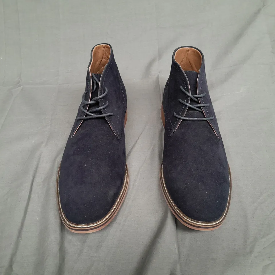 UNBOXED PAIR OF LONDON PETER WERTH SIZE 10 NAVY SUIT BOOTS 