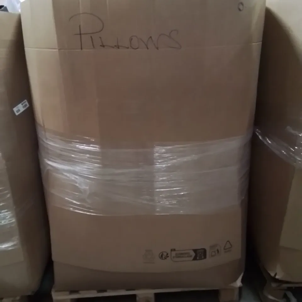 PALLET CONTAINING A LARGE QUANTITY OF PILLOWS 