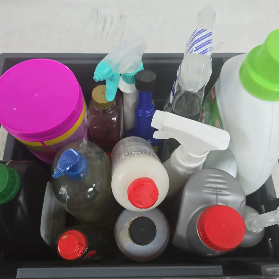 APPROXIMATELY 12 ASSORTED HOUSEHOLD LIQUID PRODUCTS TO INCLUDE VANISH OXIACTION, OREGON BIO CHAIN OIL, ALOR LAUNDRY LIQUID, ETC - COLLECTION ONLY