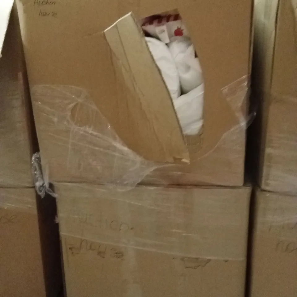 PALLET CONTAINING A LARGE QUANTITY OF BEDDING PRODUCTS AND CUSHIONS
