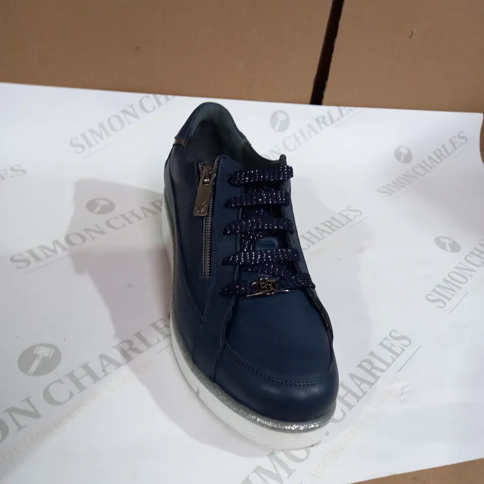 MODA NAVY  TRAINERS SIZE 5