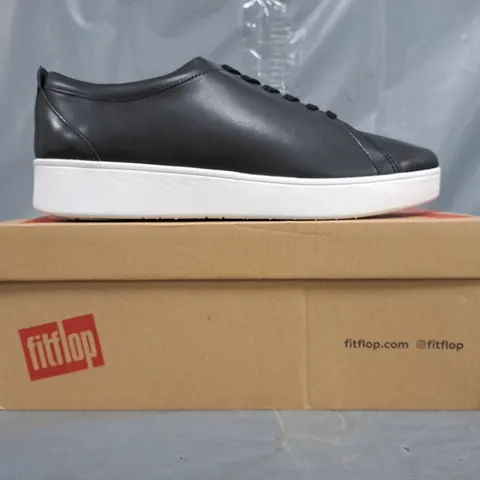 BOXED PAIR OF FITFLOP RALLY SNEAKERS IN BLACK SIZE UK 6.5