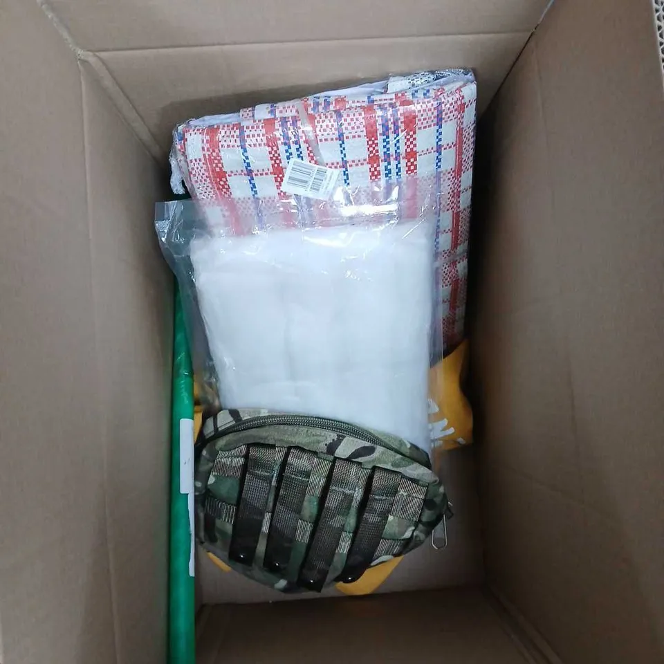 BOX OF APPROXIMATELY 10 ASSORTED ITEMS TO INCLUDE - JACK DANIELS WHISKEY HOLDER - LUNCHBOX - CLOCK - ETC