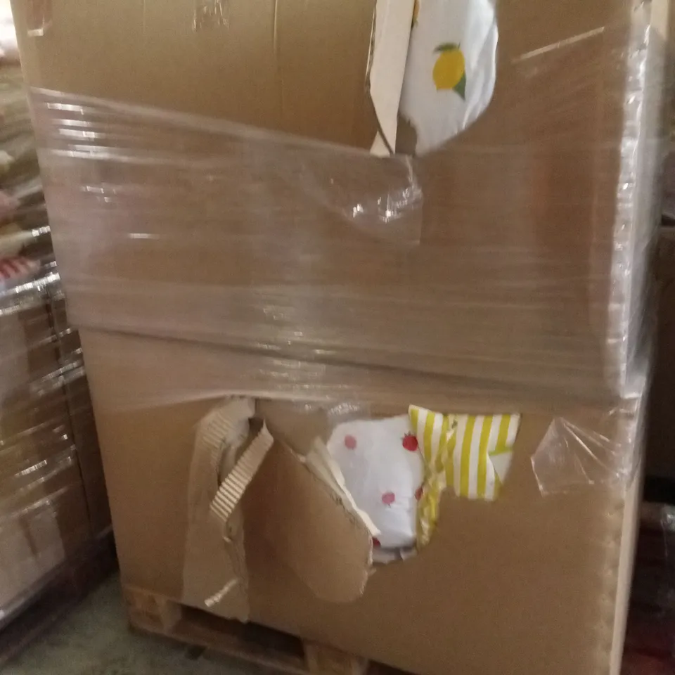 PALLET CONTAINING A LARGE QUANTITY OF CUSHIONS