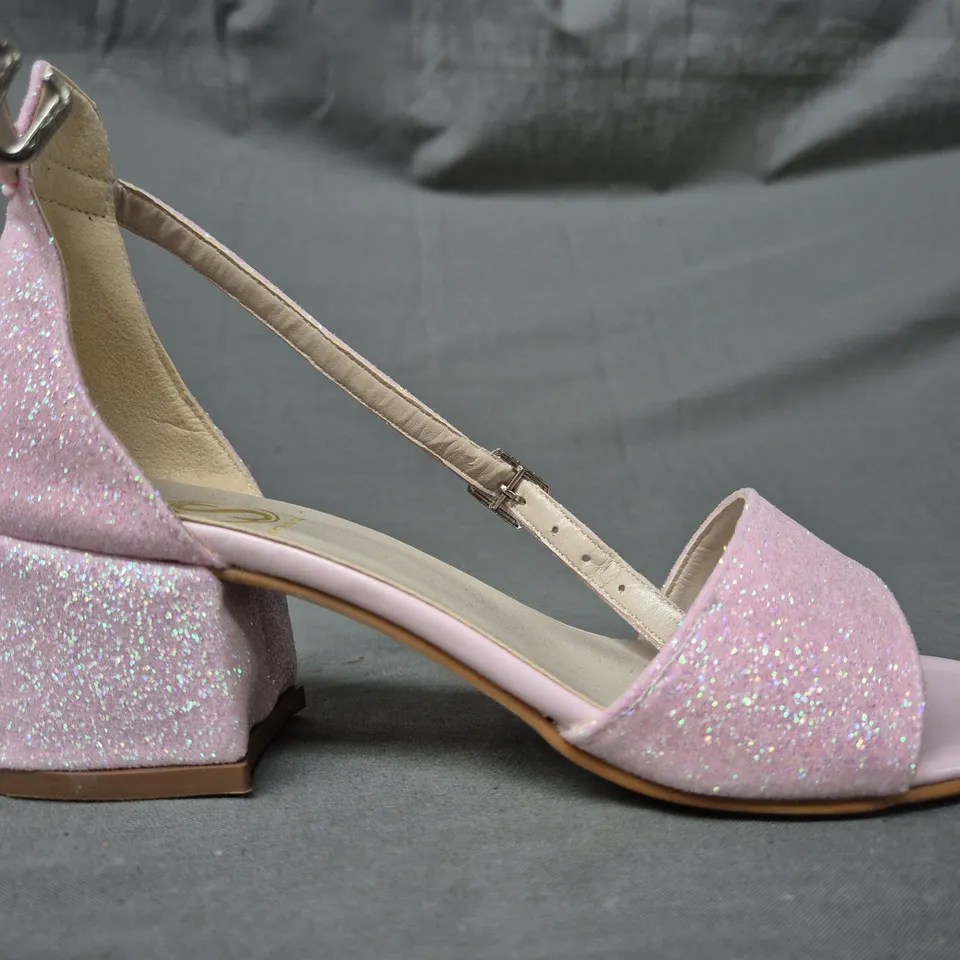 BOXED PAIR OF SIRRI OPEN TOE BLOCK HEEL SANDALS IN PINK W. GLITTER EFFECT SIZE EU 35