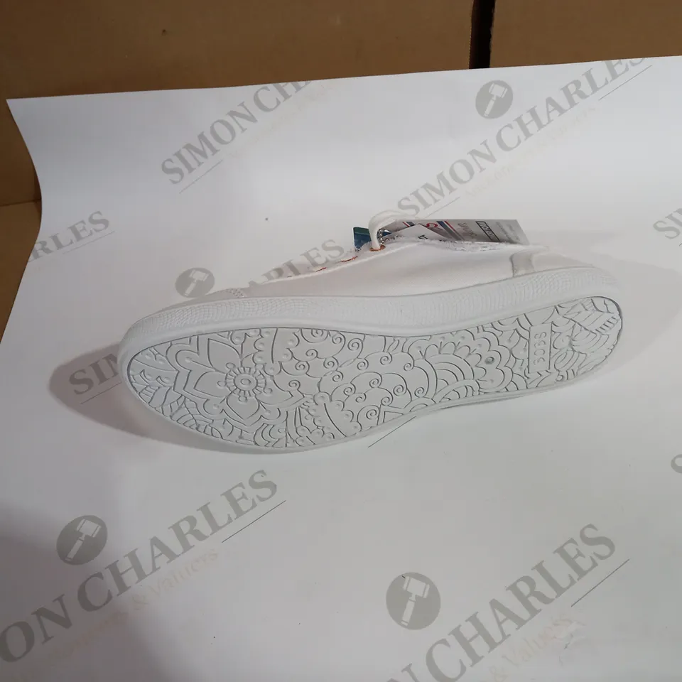 BOXED PAIR OF BOBS BY SKETCHERS WITE TRAINERS SIZE 4.5