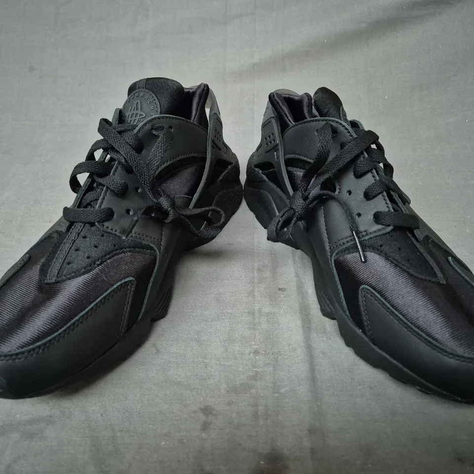 BOXED PAIR OF NIKE AIR HUARACHE SHOES IN BLACK UK SIZE 9