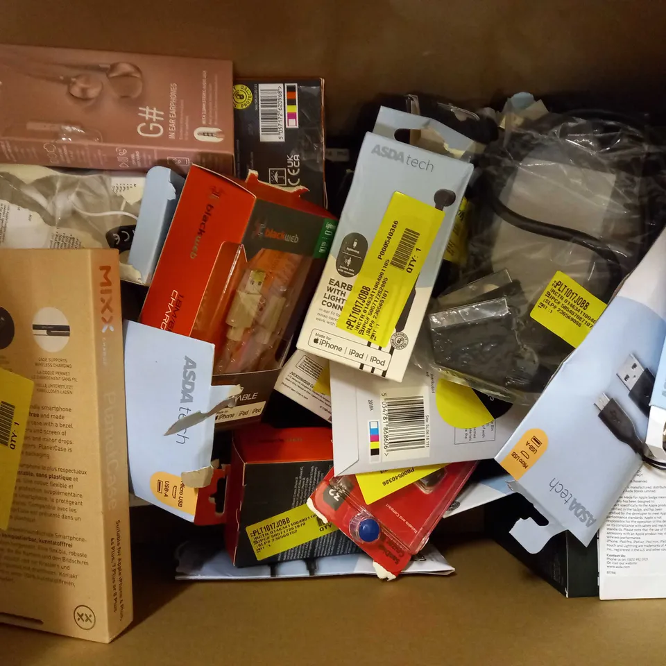 BOX OF APPROXIMATELY 20 ASSORTED ELECTRICAL ITEMS TO INCLUDE BLACKWEB GAMING MOUSE, HAMA FM TRANSMITTER, ASDA TECH SYNC AND CHARGE CABLE, ETC