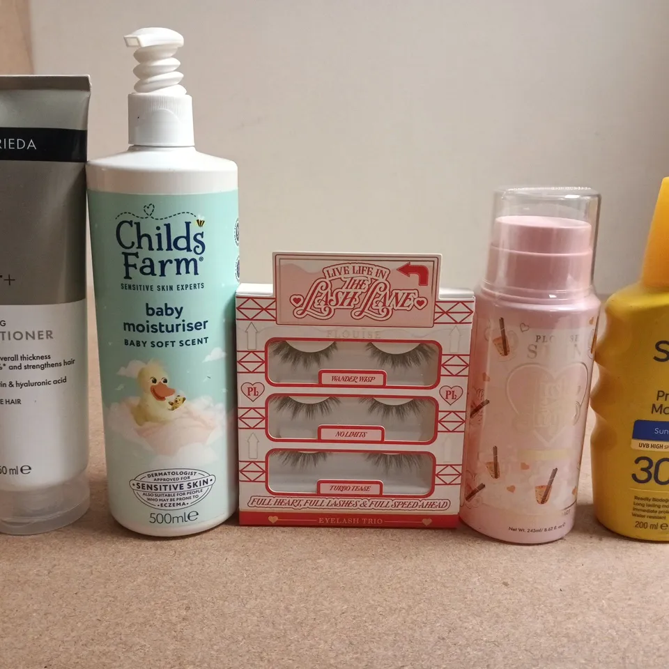 APPROXIMATELY 15 ASSORTED HEALTH & BEAUTY PRODUCTS TO INCLUDE P.LOUISE , CHILDS FARM AND SOLTAN