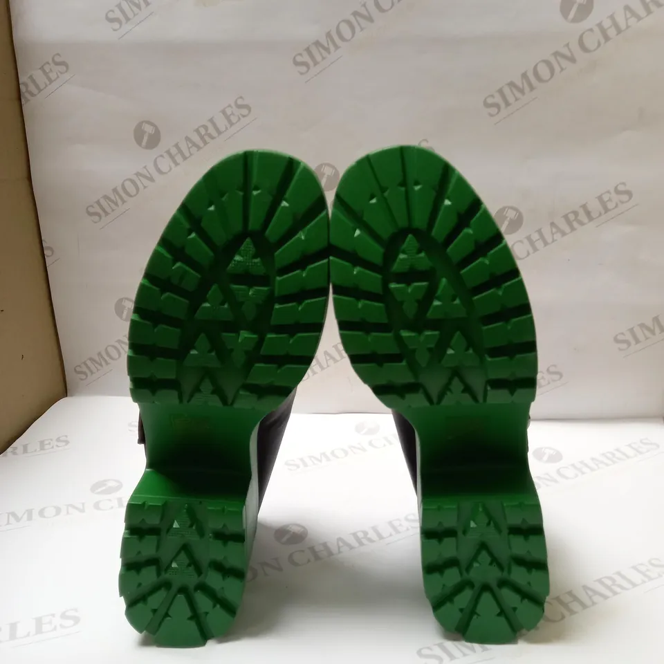 DESIGNER KOI BLACK AND GREEN VEGAN PLATFORM SHOES SIZE 6