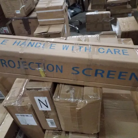 BOXED MANUAL PROJECTOR SCREEN