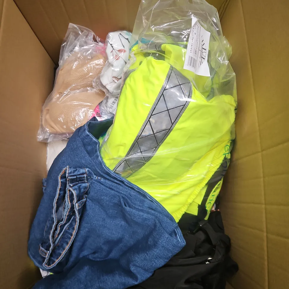 BOX OF APPROXIMATELY 20 ASSORTED CLOTHING ITEMS TO INCLUDE DRESS, JACKET, JEANS, ETC