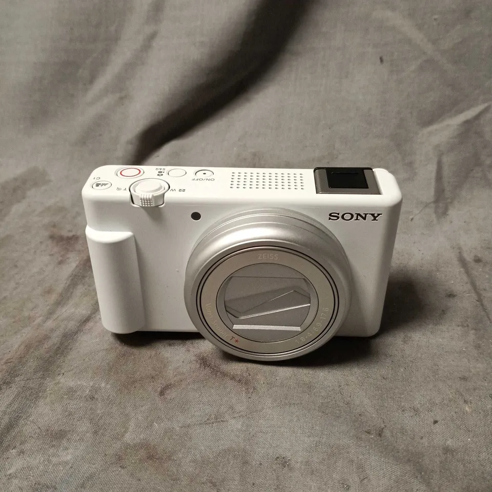 SONY WHITE COMPACT DIGITAL CAMERA WITH ZEISS LENS WITH BOX