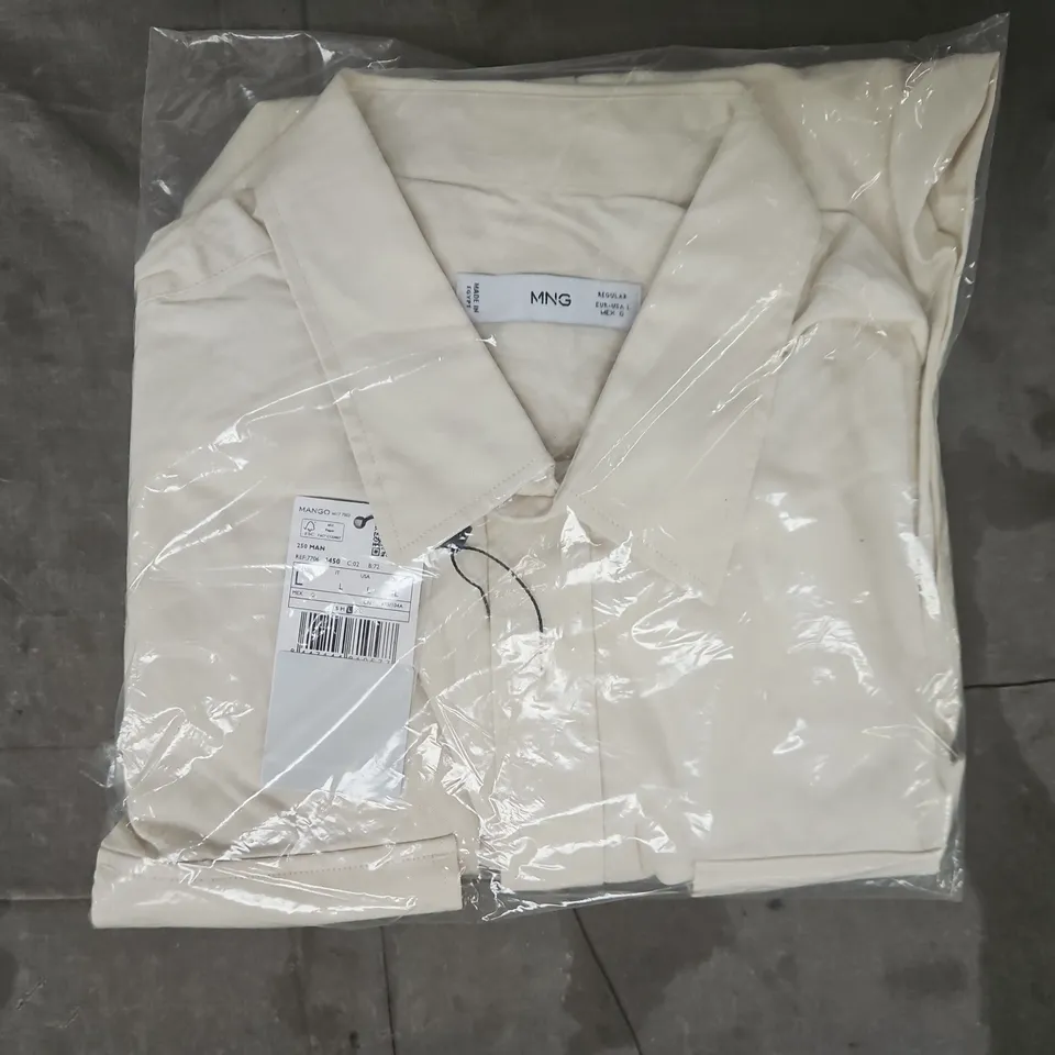 BAGGED MANGO MENS CHEST-POCKET COTTON OVERSHIRT IN CREAM SIZE LARGE