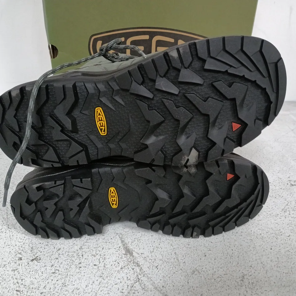BOXED PAIR OF KEEN KARRAIG MID WP BOOTS IN GREY - UK 7