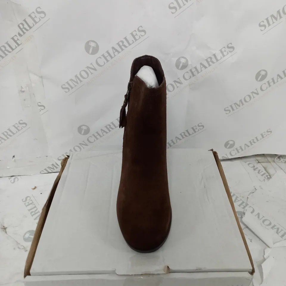 BOXED PAIR OF SKECHERS TAXI ZIP BOOTS IN CHOCOLATE SIZE 5.5