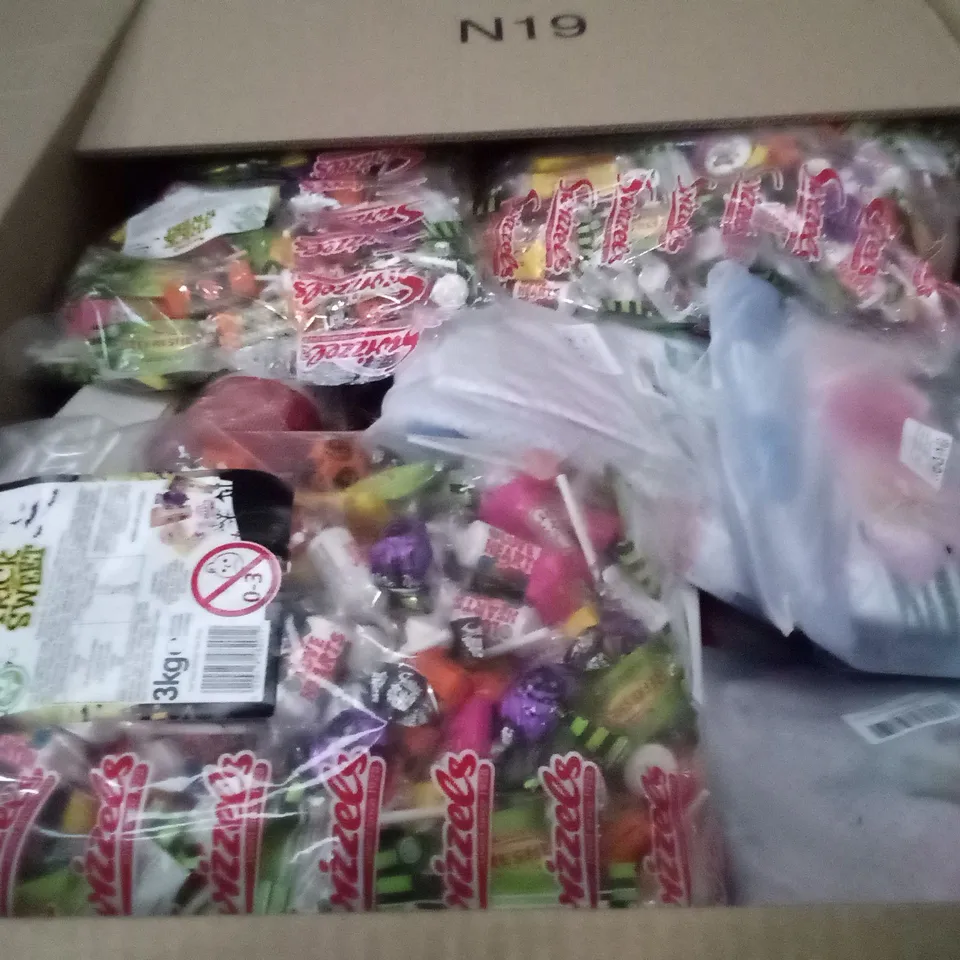 PALLET OF 6 BOXES CONTAINING ASSORTED ITEMS INCLUDING KINGS CORONATION FLAG, 4 WAY EXTENSION LEAD, HALLOWEEN CANDY, PLACE MATS, ENGLAND GOLF TEE