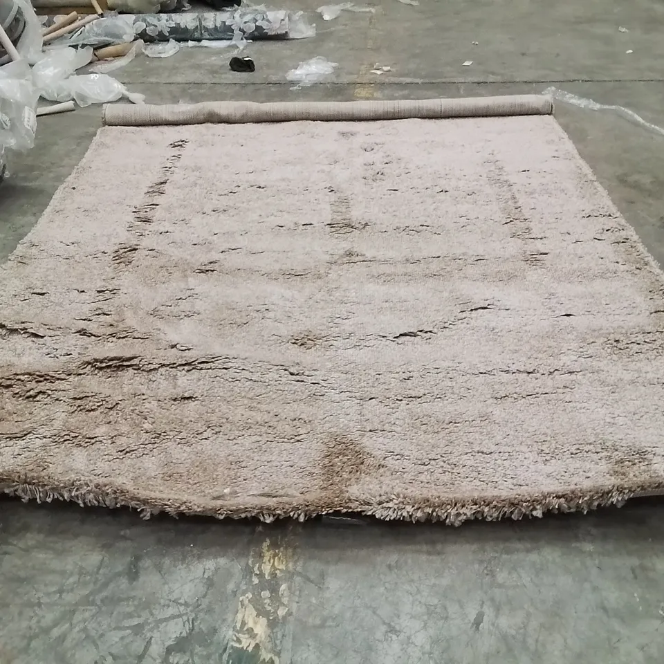 QUALITY DESIGNER AREA RUG - APPROXIMATELY 290X200CM