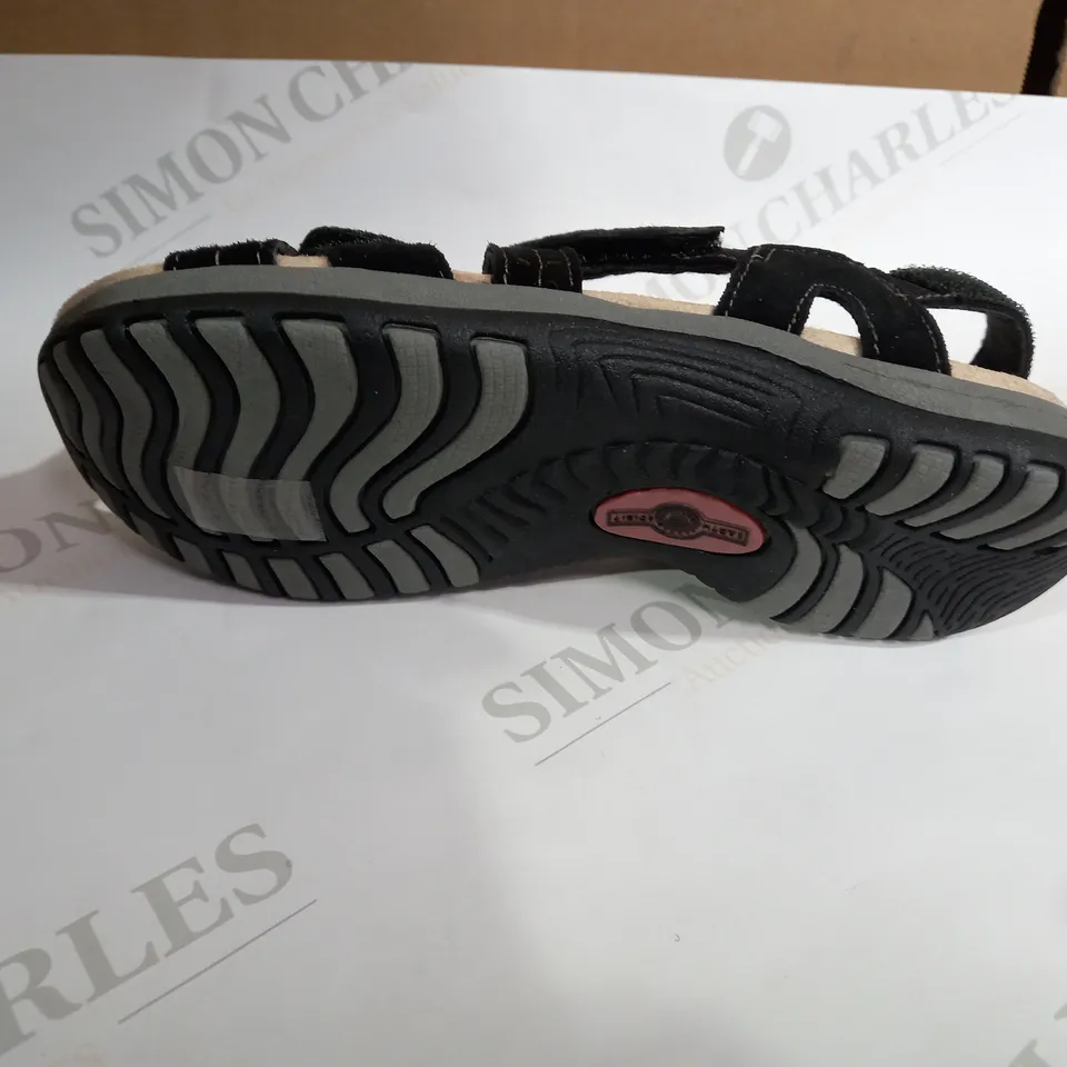 EARTH SPIRIT HAMPTON SANDAL BLACK  SIZE 4