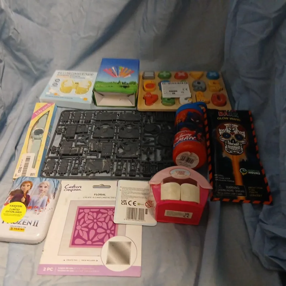 LARGE QUANTITY OF ASSORTED TOYS AND ACCESSORIES TO INCLUDE; VIBRATING CHEWING TOY, FROZEN II COLLECTORS TIN PANINI, GLOW DARK GLOW WAND AND KIDS WATCH