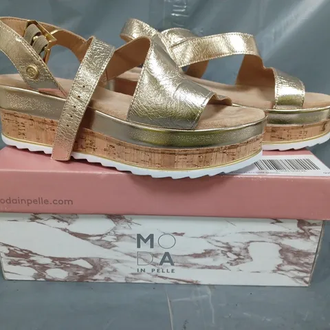 BOXED PAIR OF MODA IN PELLE PLATFORM WEDGE OPEN TOE SANDALS IN METALLIC GOLD SIZE 6