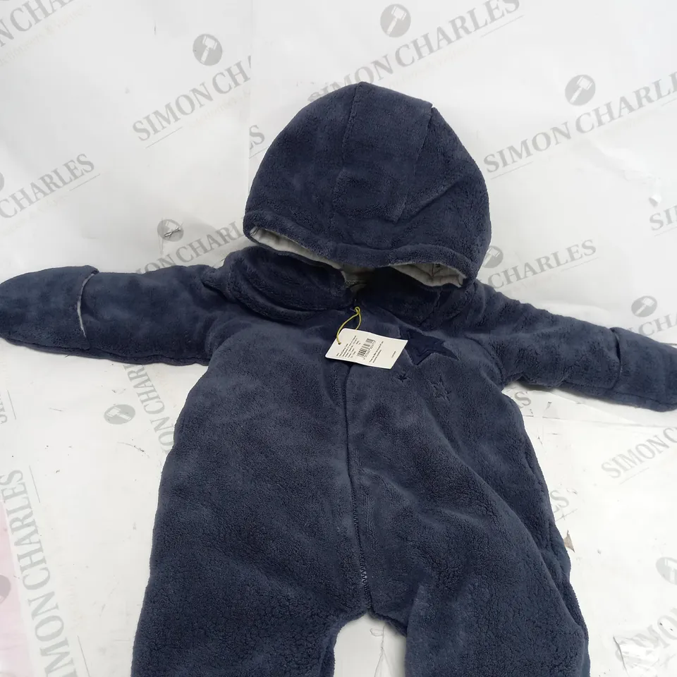 JOB LOT OF BABY CLOTHES APPROXIMATELY 30 INCLUDING SLEEP CLOTHES, WINTER SETS, T-SHIRTS ETC