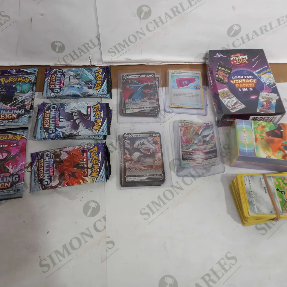 LOT OF APPROX 20 ASSORTED POKEMON TCG ITEMS TO INCLUDE LOOSE CARDS, CHILLING REIGN PACKS, FOIL CARDS ETC