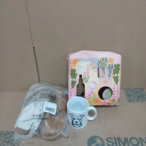 CAGE OF APPROXIMATELY 12 ASSORTED BROKEN ITEMS TO INCLUDE - SHOES, MIRRORS, AND A BODY CARE SET ETC. COLLECTION ONLY