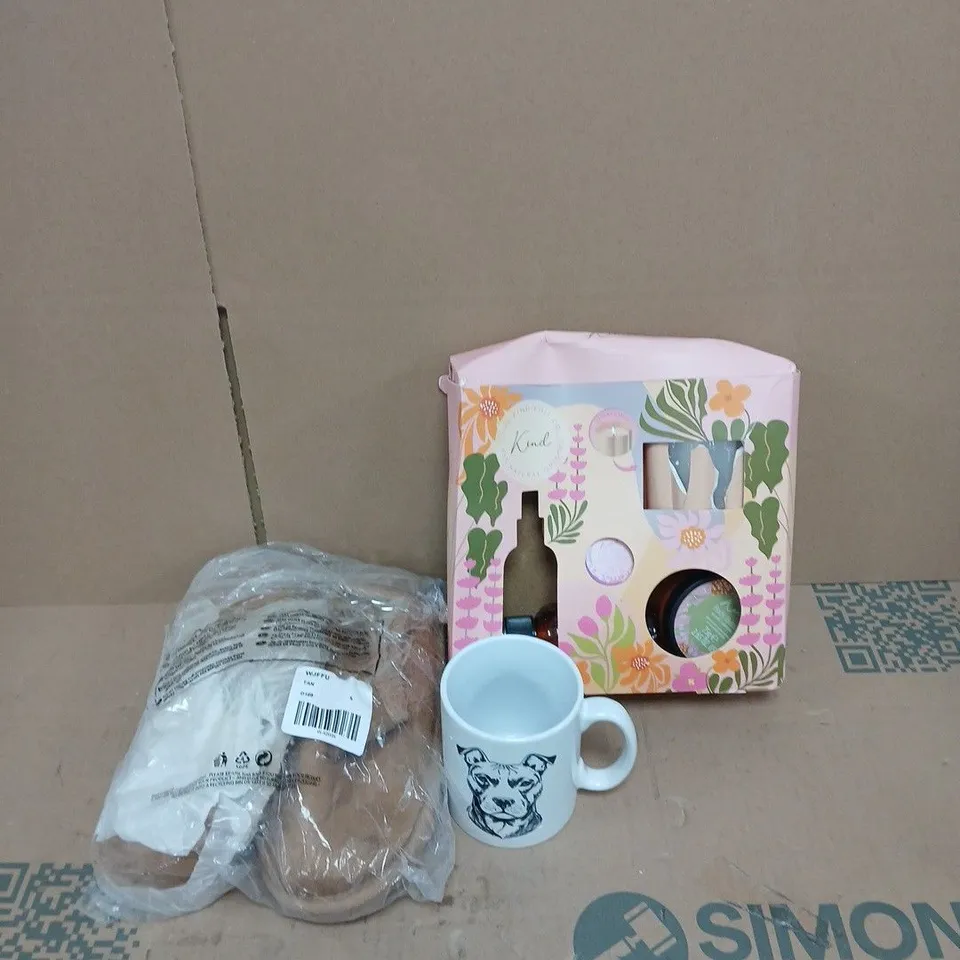 CAGE OF APPROXIMATELY 12 ASSORTED BROKEN ITEMS TO INCLUDE - SHOES, MIRRORS, AND A BODY CARE SET ETC. COLLECTION ONLY