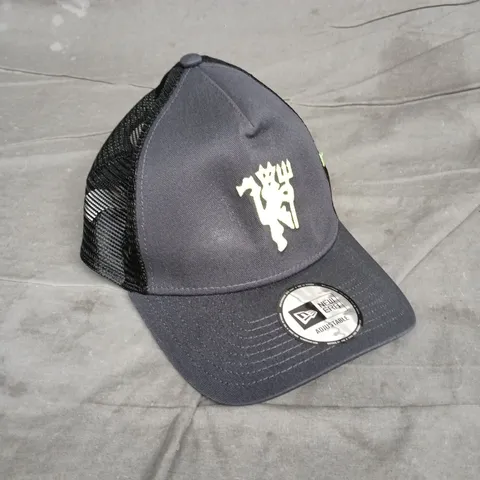 NEW ERA SEASONAL EF MANCHESTER UNITED TRUCKER CAP β NAVY WITH WHITE FRONT LOGO